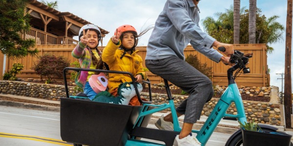 À quel âge un enfant peut être dans un vélo cargo ?